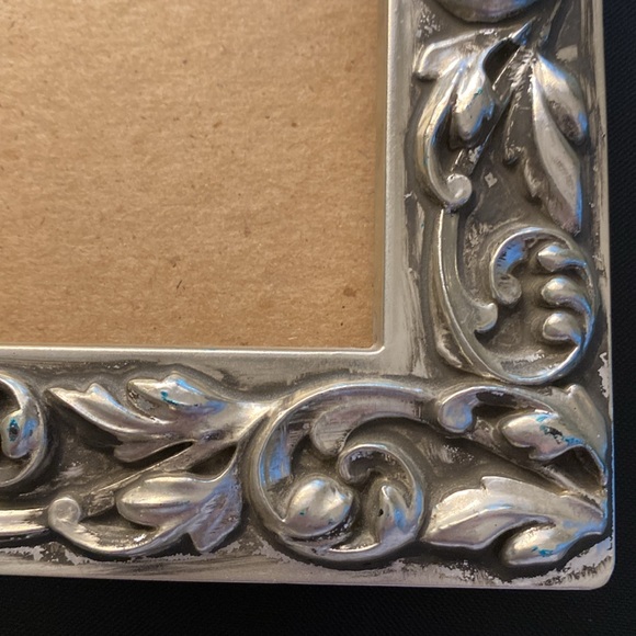 Vintage 4 x 6 Silver-Tone “3-Dimensional” Picture Frame - Picture 3 of 9